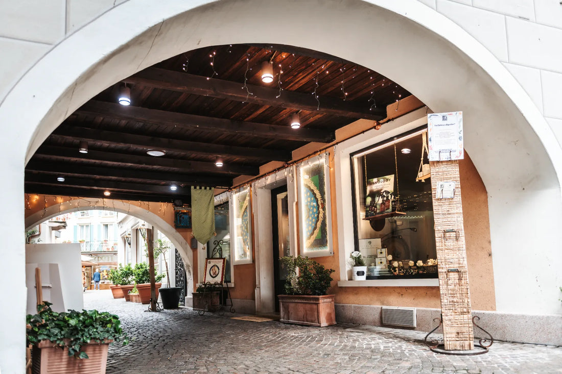 Il porticato e l'ingresso di Via Cavour